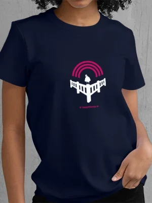 t-shirt femme avec visuel flocage fuchsia et blanc des barrières Delpierre avec le goéland et l'arc en ciel, signé St-Quaylifornie.