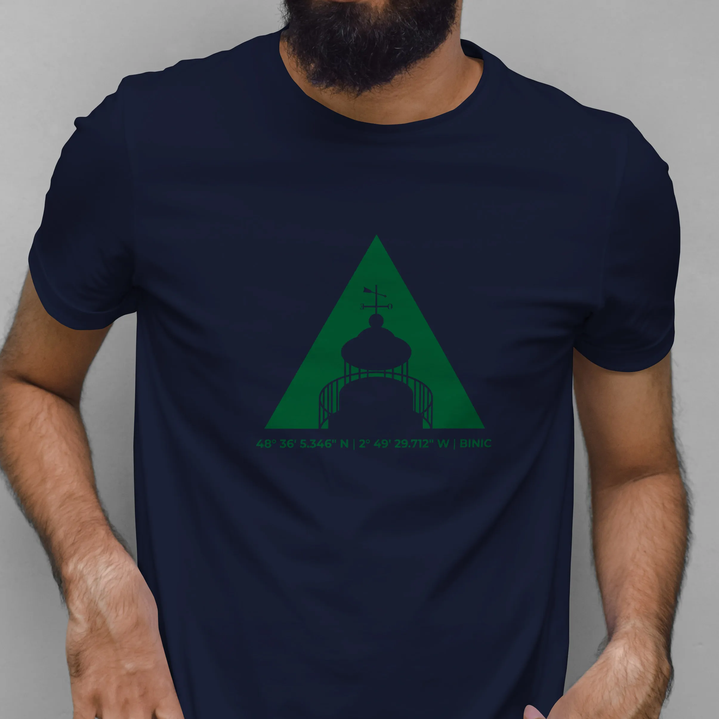 T-shirt homme flocké vert bouteille avec le phare stylisé du port de Binic