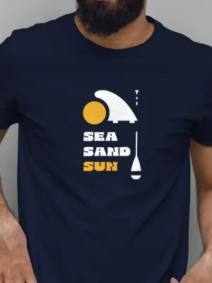T-shirt homme flocké sea, sand, sun en jaune d'or et blanc avec un soleil, un aileron et une pagaie