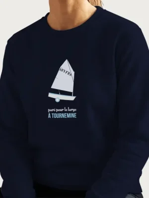 Sweat flocké en bleu ciel et blanc avec un optimist de la plage de Tournemine à Plérin