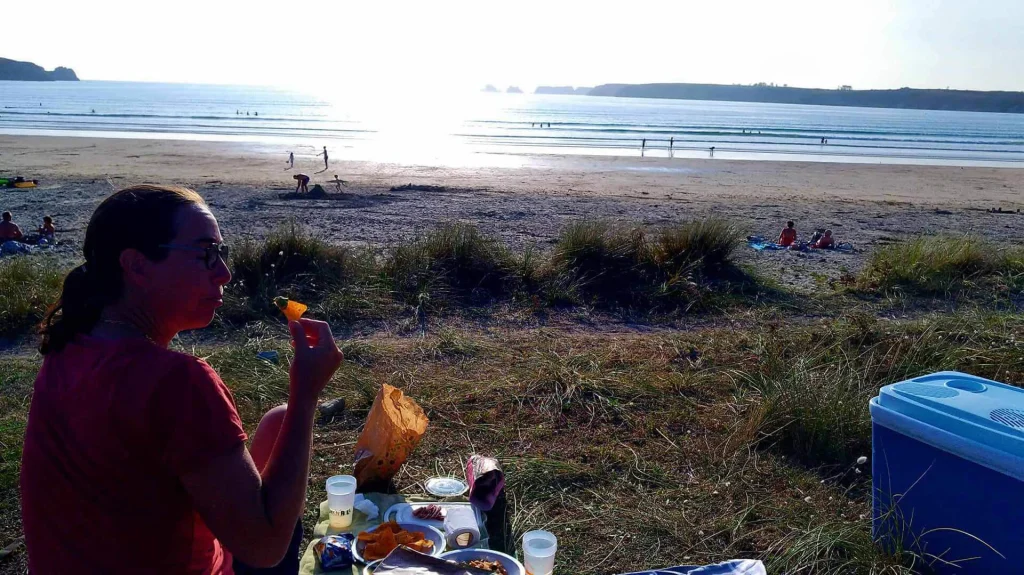 Apéro sur la plage de Goulien dans le Finistère avec vue sur les tas de pois
