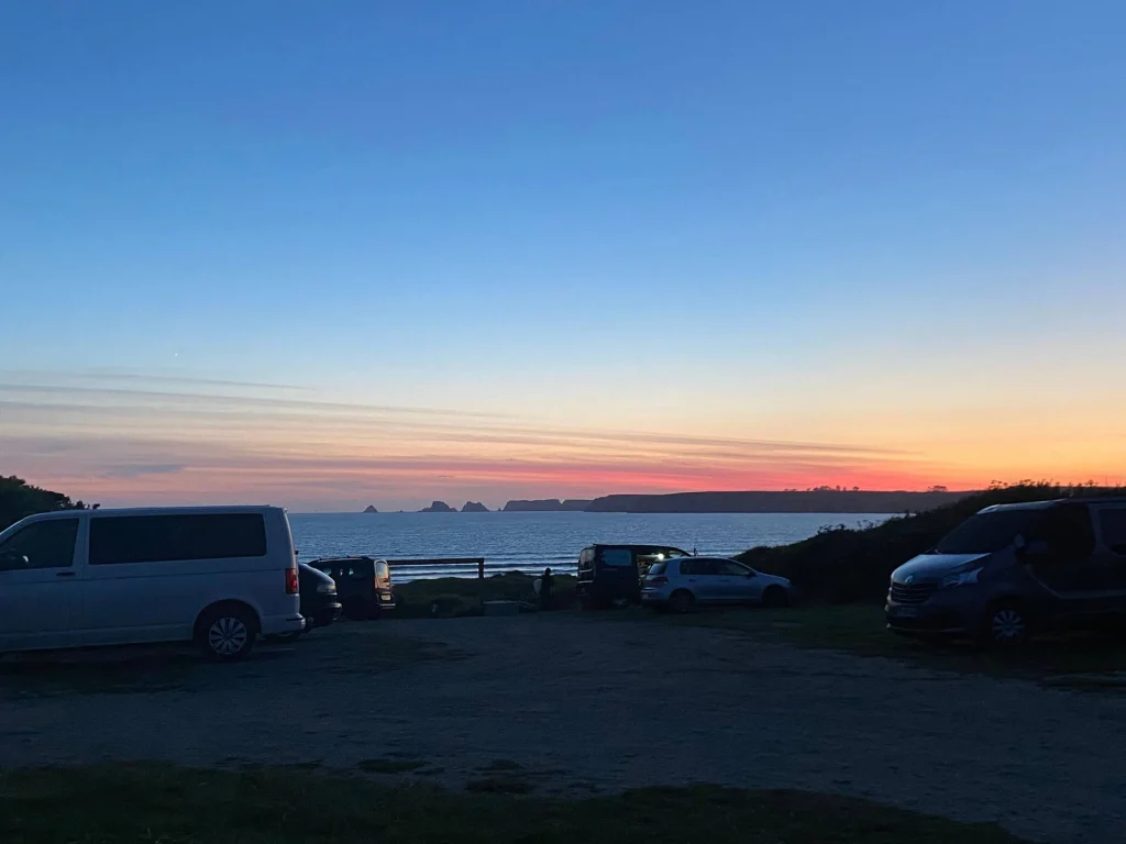 La nuit tombe sur la plage de Goulien en presqu'île de Crozon avec vue sur les tas de pois