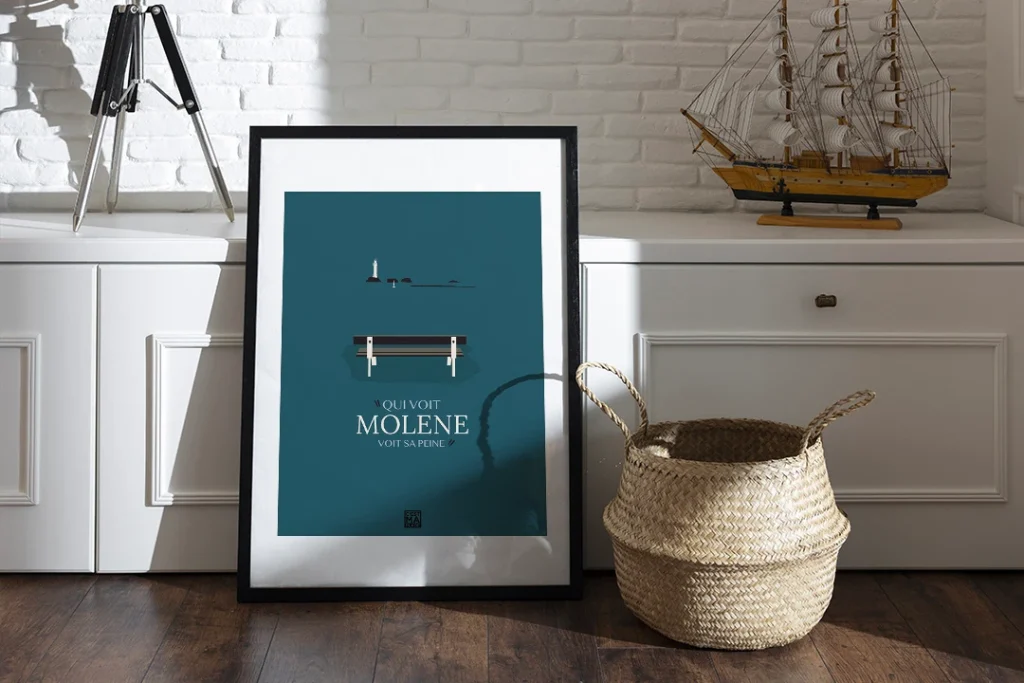 Affiche de Molène encadrée dans un bureau