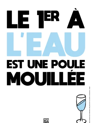 Affiche "le premier à l'eau est une poule mouillée" bleu ciel et blanche.